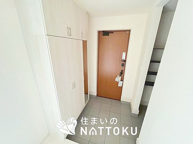 【現地写真（玄関）】玄関には、大型のシューズ収納を設置しています。