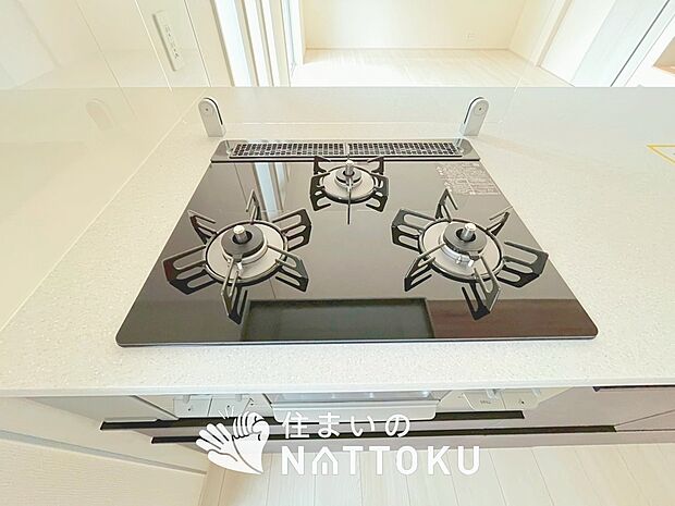 【ビルトインコンロ】フラットな構造で清掃性が高く、過熱防止センサー付3口タイプで日頃の家事も快適です。