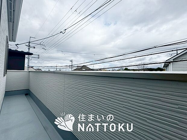 【バルコニー】奥行きが広く、洗濯物をゆったりと干せる十分な広さで、家族の洗濯も捗ります。