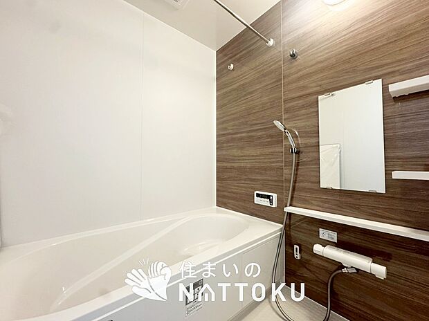 【現地写真（浴室）】浴室暖房乾燥機付き。１坪タイプで広々です。