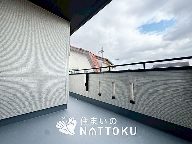 【バルコニー】奥行きが広く、洗濯物をゆったりと干せる十分な広さで、家族の洗濯も捗ります。