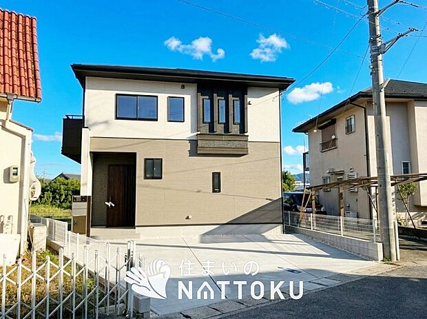 【現地写真（外観）】雨で汚れを落とし、耐久性・耐候性に優れた外壁を使用しています。