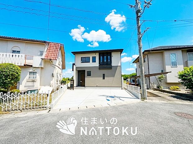 【現地写真（前道含む外観）】健康被害に配慮したもっとも安全性の高い建材を採用し、シックハウス対策をしております。