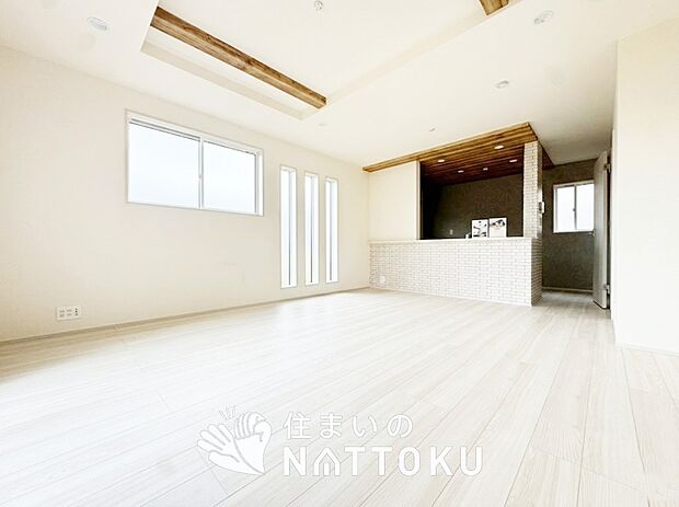 【現地写真（リビング）】フローリング材には、木目、色調など木材特有の風合いがあり、ナチュラルな美しさになっています。