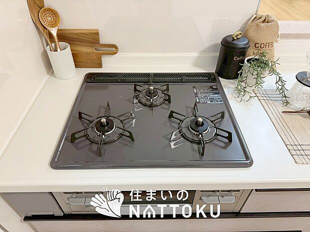 【ビルトインコンロ】フラットな構造で清掃性が高く、過熱防止センサー付3口タイプで日頃の家事も快適です。