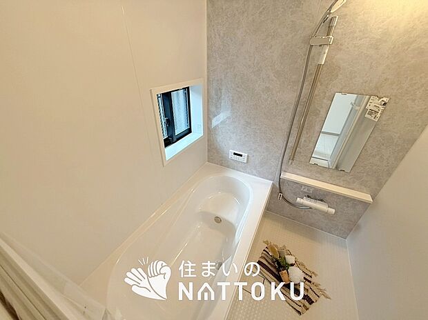 【現地写真(浴室)】浴室暖房乾燥機付き。1坪タイプで広々です。