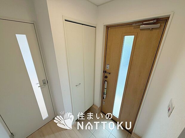 【現地写真（玄関）】玄関には、大型のシューズ収納を設置しています。