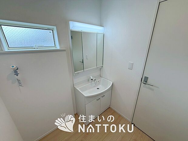 【洗面台・洗面所】鏡の両サイドは、必要なものを取出しやすく、大きな鏡面で朝の準備も快適。
使いやすいリフトアップ機能付きのシングルレバーシャワー水栓付です。
