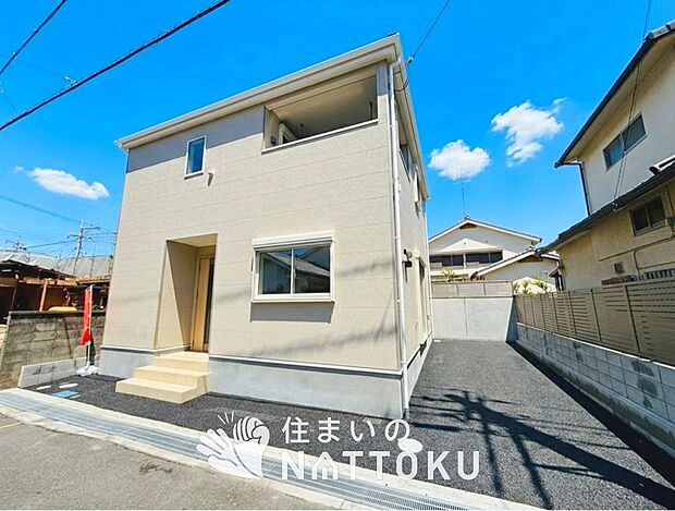 【現地写真（外観）】雨で汚れを落とし、耐久性・耐候性に優れた外壁を使用しています。