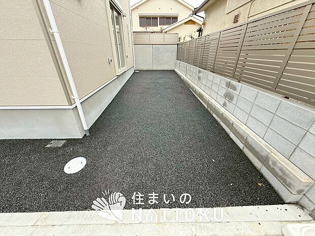 【現地写真（駐車場）】駐車スペースが広く、運転が苦手な方も安心です。