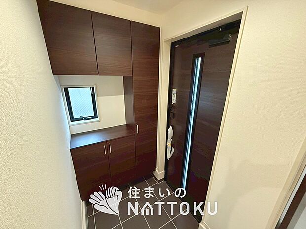 【現地写真(玄関)】玄関には、大型のシューズ収納を設置しています。