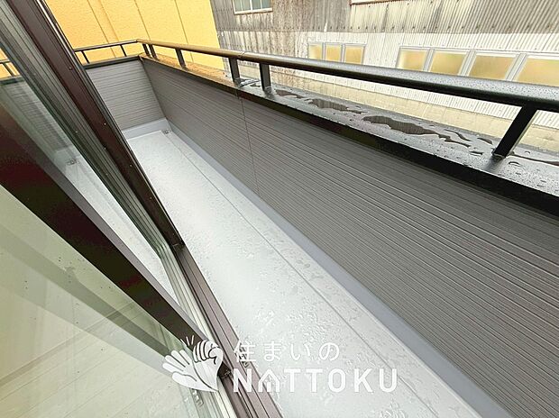 【バルコニー】奥行きが広く、洗濯物をゆったりと干せる十分な広さで、家族の洗濯も捗ります。