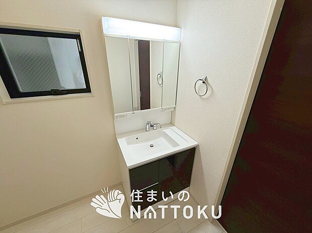 【洗面台・洗面所】鏡の両サイドは、必要なものを取出しやすく、大きな鏡面で朝の準備も快適。
使いやすいリフトアップ機能付きのシングルレバーシャワー水栓付です。