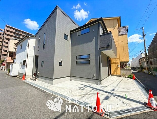 【現地写真(前道含む外観)】健康被害に配慮したもっとも安全性の高い建材を採用し、シックハウス対策をしております。