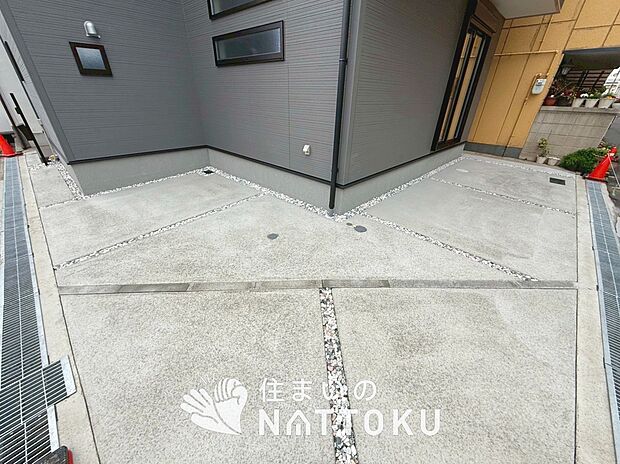 【現地写真(駐車場)】駐車スペースが広く、運転が苦手な方も安心です。