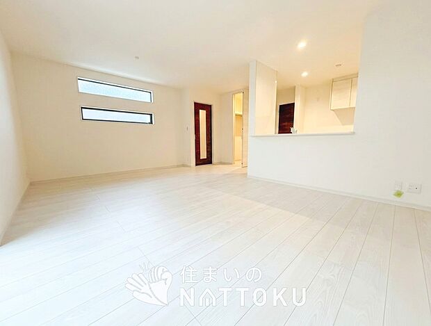 【現地写真(リビング)】フローリング材には、木目、色調など木材特有の風合いがあり、ナチュラルな美しさになっています。