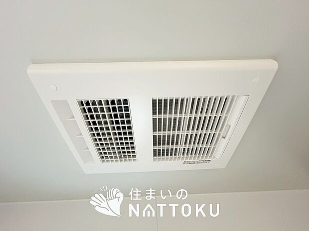 【浴室暖房換気乾燥機】サイドブロー機能で、乾燥効率アップです。
サイドに吹き出しを搭載することにより浴室内を端まで循環する気流ができ、さらに省エネ性能がアップします。
