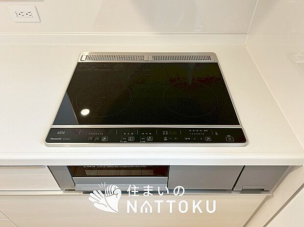 【ビルトインコンロ】フラットな構造で清掃性が高く、過熱防止センサー付３口タイプで日頃の家事も快適です。