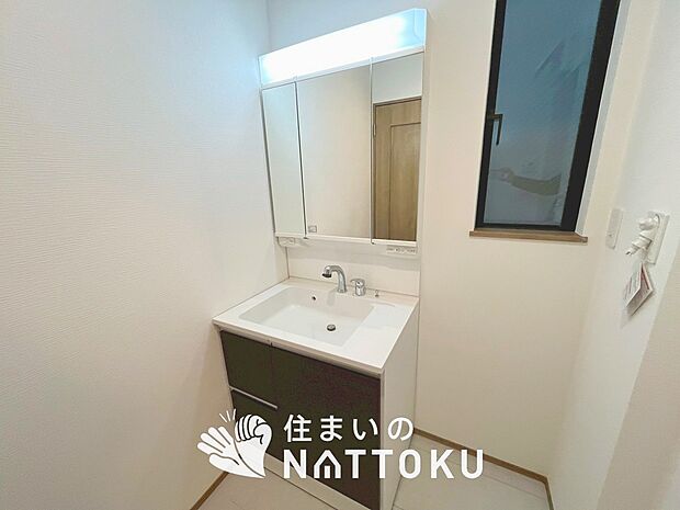 【洗面台・洗面所】鏡の両サイドは、必要なものを取出しやすく、大きな鏡面で朝の準備も快適。
使いやすいリフトアップ機能付きのシングルレバーシャワー水栓付です。
