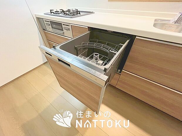 【食器洗い乾燥機】食後の時間にゆとりを与えてくれる食器洗い乾燥機。
操作ボタンも上面にあるので、腰をかがめずに操作ができラクラクです。