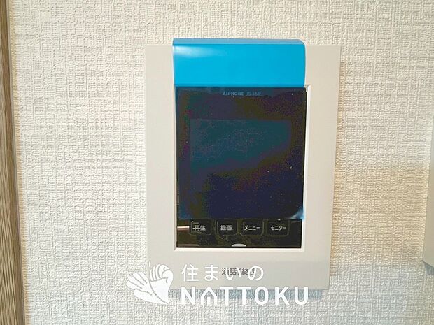 【カラーテレビドアホン】くっきり見やすいカラーモニターです。
夜でも来客者が見やすいLED照明付きです。