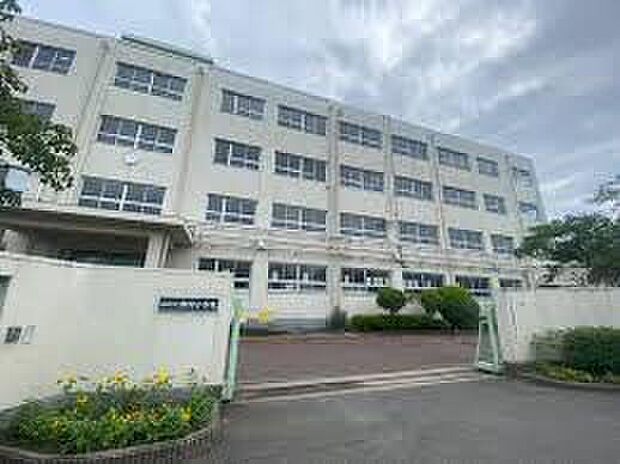 高槻市立柳川小学校（約594m）