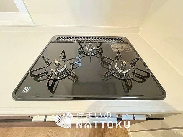 【ビルトインコンロ】フラットな構造で清掃性が高く、過熱防止センサー付３口タイプで日頃の家事も快適です。