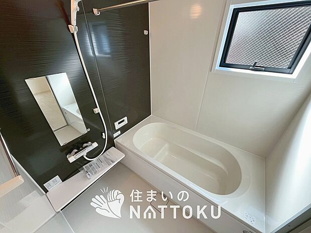 【現地写真（浴室）】浴室暖房乾燥機付き。１坪タイプで広々です。