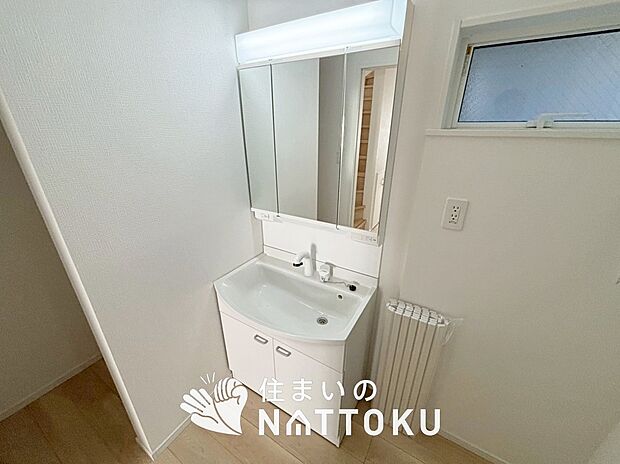 【洗面台・洗面所】鏡の両サイドは、必要なものを取出しやすく、大きな鏡面で朝の準備も快適。
使いやすいリフトアップ機能付きのシングルレバーシャワー水栓付です。
