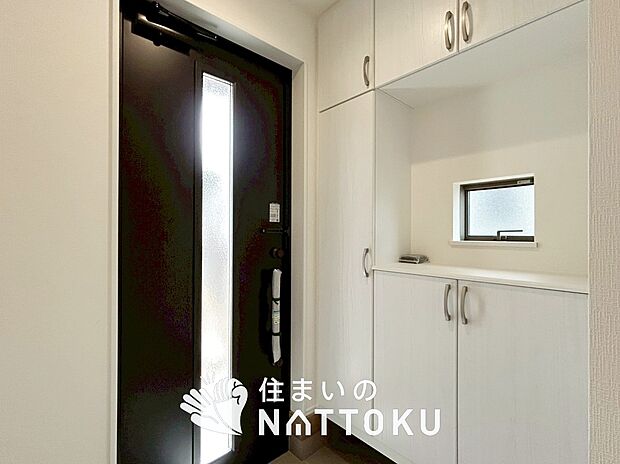 【現地写真（玄関）】玄関には、大型のシューズ収納を設置しています。