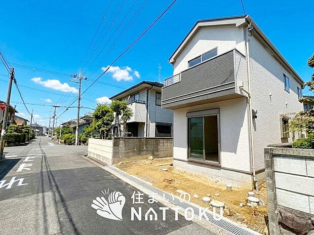 【現地写真（前道含む外観）】軽くて火災に強い屋根材を採用し、地震時の建物への負担や揺れを軽減しています。