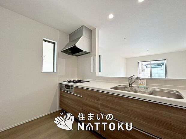 【現地写真（キッチン）】収納たっぷりのシステムキッチン、浄水器付水栓を標準装備しています。