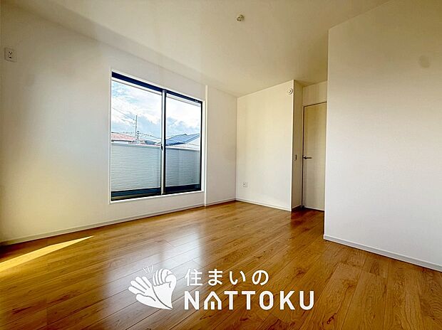 【現地写真(寝室)】木目の美しさを際立たせるシンプルデザインの建具を使用しています。