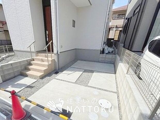 【現地写真(駐車場)】駐車スペースが広く、運転が苦手な方も安心です。