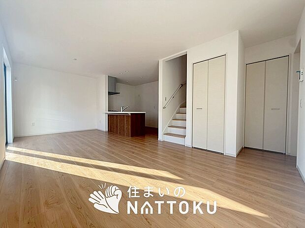 【現地写真(リビング)】フローリング材には、木目、色調など木材特有の風合いがあり、ナチュラルな美しさになっています。