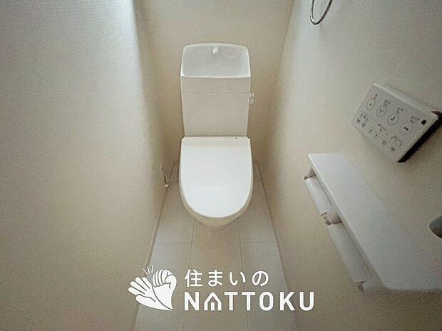 【トイレ】汚れてもサッとひと拭きでお手入れ簡単、エコ仕様の温水洗浄便座付きのトイレです。
バリアフリーにも配慮しています。