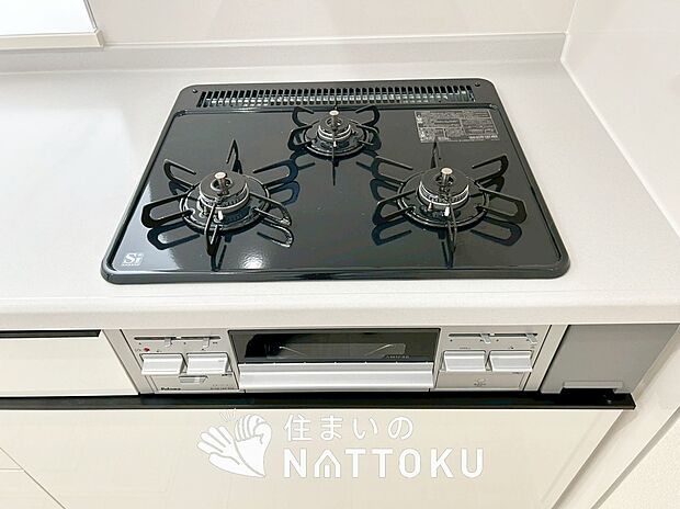 【ビルトインコンロ】フラットな構造で清掃性が高く、過熱防止センサー付3口タイプで日頃の家事も快適です。
