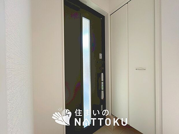 【現地写真（玄関）】玄関には、大型のシューズ収納を設置しています。