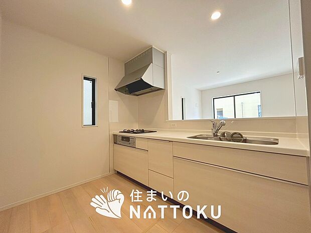 【現地写真（キッチン）】収納たっぷりのシステムキッチン、浄水器付水栓を標準装備しています。