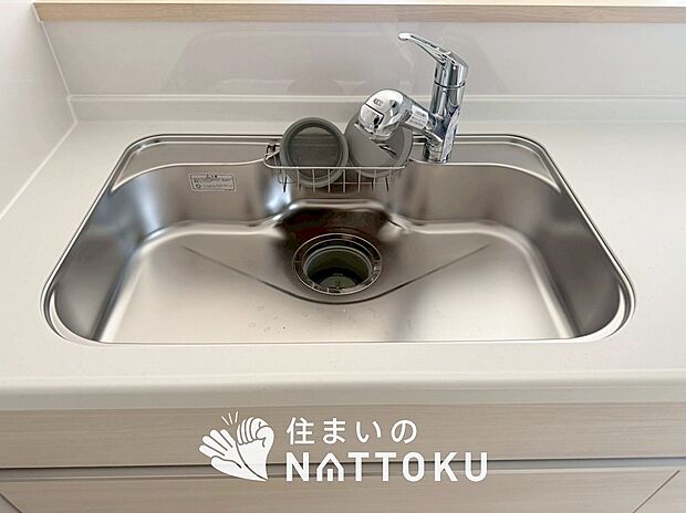 【浄水器一体型シャワー水栓付シンク】広々とした凸型シンクに洗剤ポケットを標準装備。すっきり収納できます。
また、蛇口の先端に浄水器を内蔵しているため場所をとりません。
