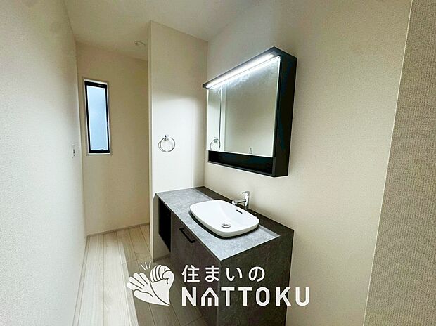 【洗面台・洗面所】鏡の両サイドは、必要なものを取出しやすく、大きな鏡面で朝の準備も快適。
使いやすいリフトアップ機能付きのシングルレバーシャワー水栓付です。
