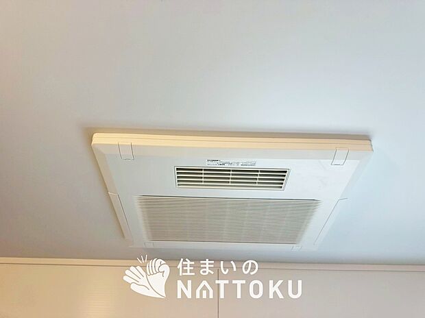 【電気式浴室暖房換気乾燥機】寒い冬場はあたたかく、暑い夏場は扇風機のような心地よさです。
雨の日は、浴室が衣類乾燥スペースになります。

