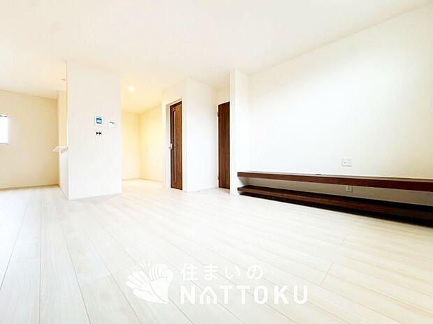 【現地写真（リビング）】フローリング材には、木目、色調など木材特有の風合いがあり、ナチュラルな美しさになっています。