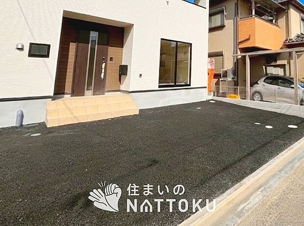 【現地写真（駐車場）】駐車スペースが広く、運転が苦手な方も安心です。