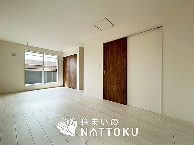 【現地写真（洋室）】木目の美しさを際立たせるシンプルデザインの建具を使用しています。