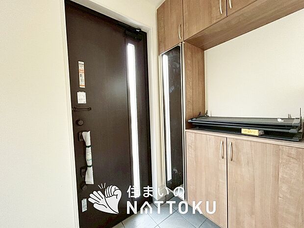 【現地写真（玄関）】玄関には、大型のシューズ収納を設置しています。