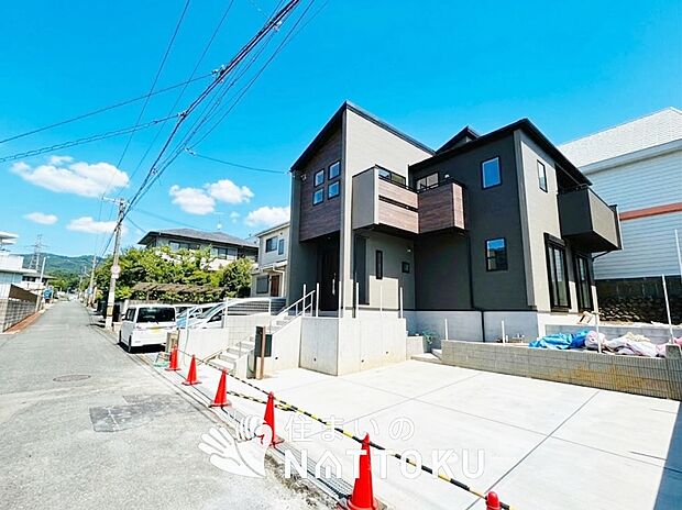 【現地写真（前道含む外観）】断熱性、気密性を高める工夫で一年中ずっと心地よく暮らせる、高気密・高断熱です。