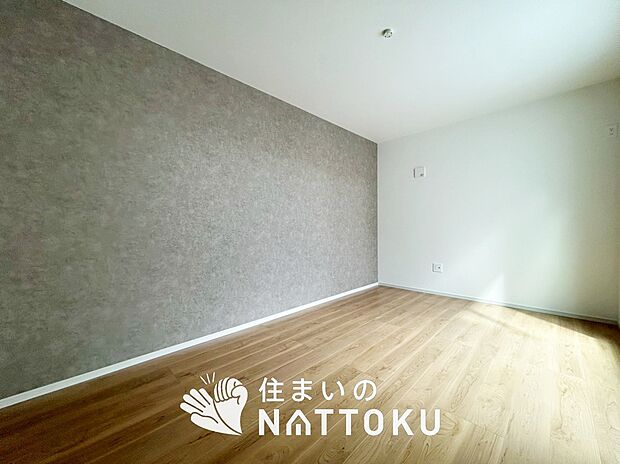【現地写真（洋室）】木目の美しさを際立たせるシンプルデザインの建具を使用しています。
