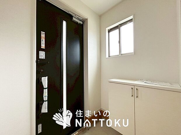 【現地写真（玄関）】玄関には、大型のシューズ収納を設置しています。