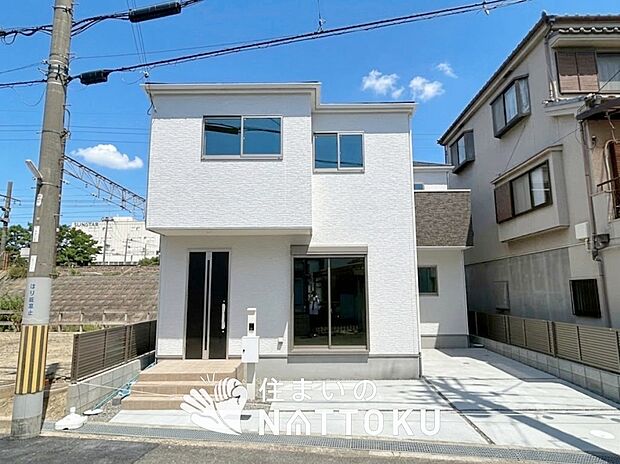 【現地写真（外観）】軽くて火災に強い屋根材を採用し、地震時の建物への負担や揺れを軽減しています。